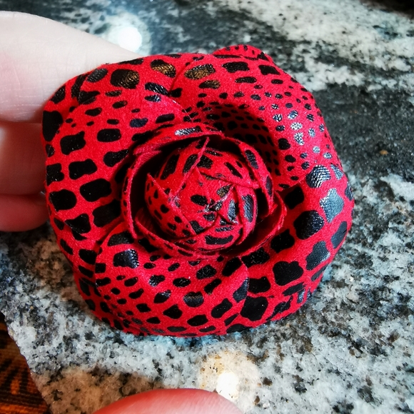 Vintage Red and Black Snakeskin Pattern Fabric Flower Brooch - Picture 4 of 9